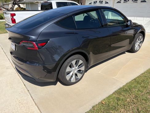 Used 2024 Tesla Model Y 2WD image 10