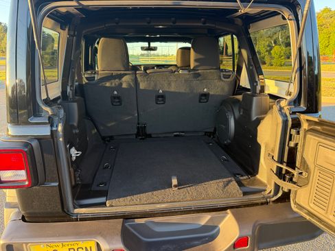 Used 2022 Jeep Wrangler Unlimited Sport AWD/4WD image 9