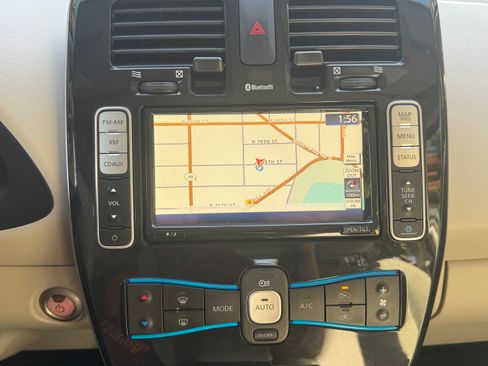 Used 2012 Nissan Leaf SL image 17