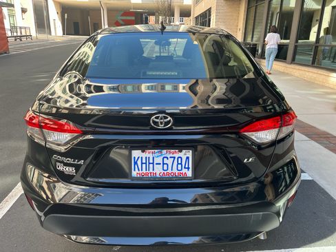 Used 2021 Toyota Corolla LE image 2