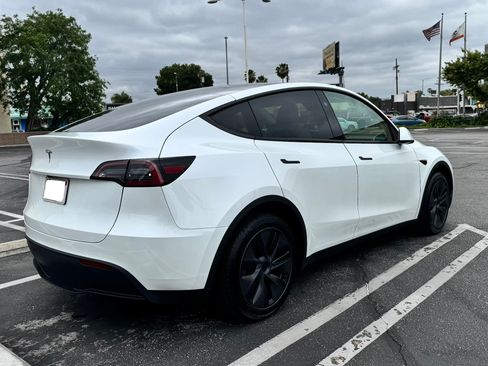 Used 2024 Tesla Model Y Long Range RWD image 9