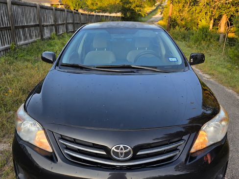 Used 2013 Toyota Corolla LE FWD image 2
