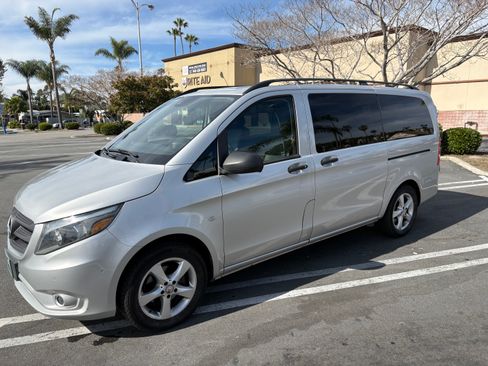 Used 2016 Mercedes-Benz Metris Passenger image 1