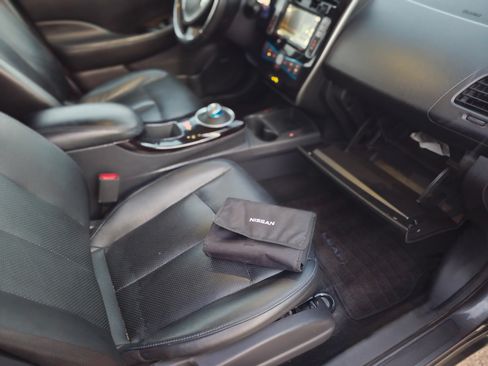 Used 2014 Nissan Leaf SL w/ Premium Package image 17