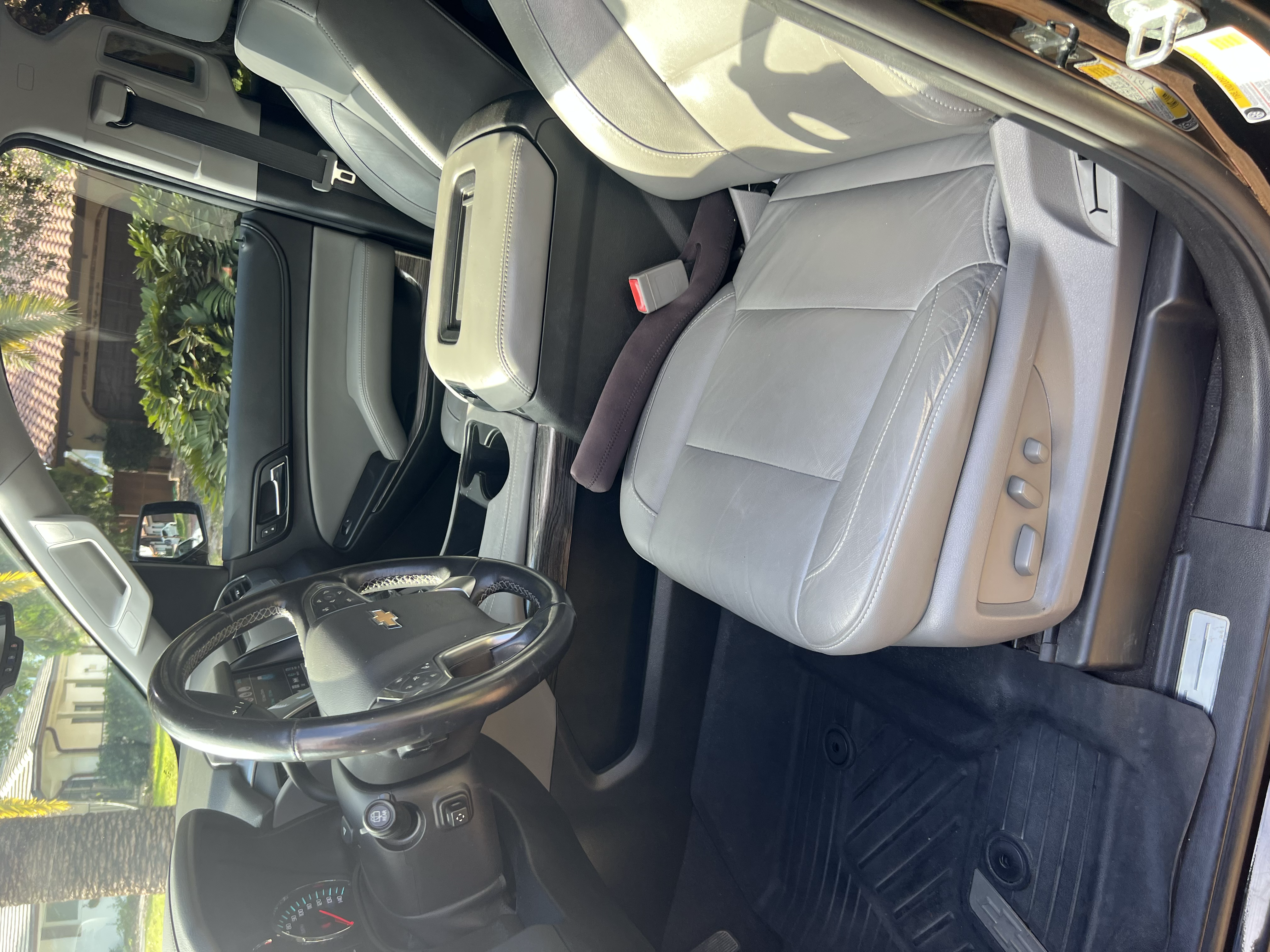 Used 2019 Chevrolet Suburban LT w/ Luxury Package RWD image 9
