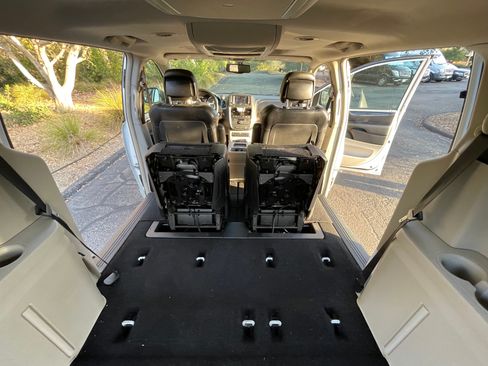 Used 2015 Chrysler Town & Country Limited Platinum FWD image 25