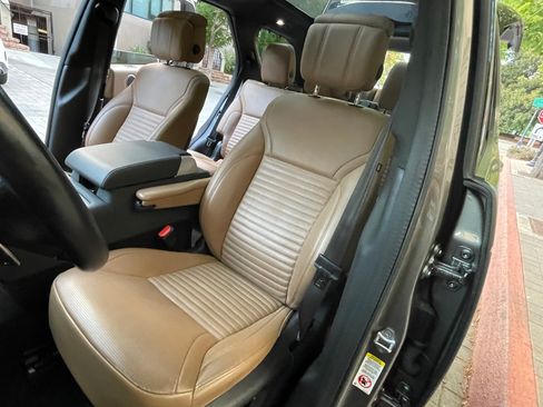 Used 2023 Land Rover Discovery HSE R-Dynamic AWD/4WD image 11