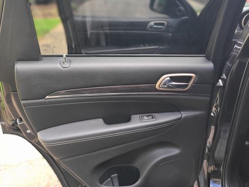 Used 2015 Jeep Grand Cherokee Overland AWD/4WD image 9