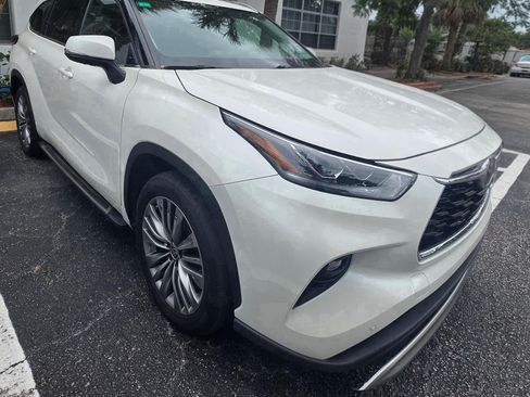 Used 2021 Toyota Highlander Platinum image 2
