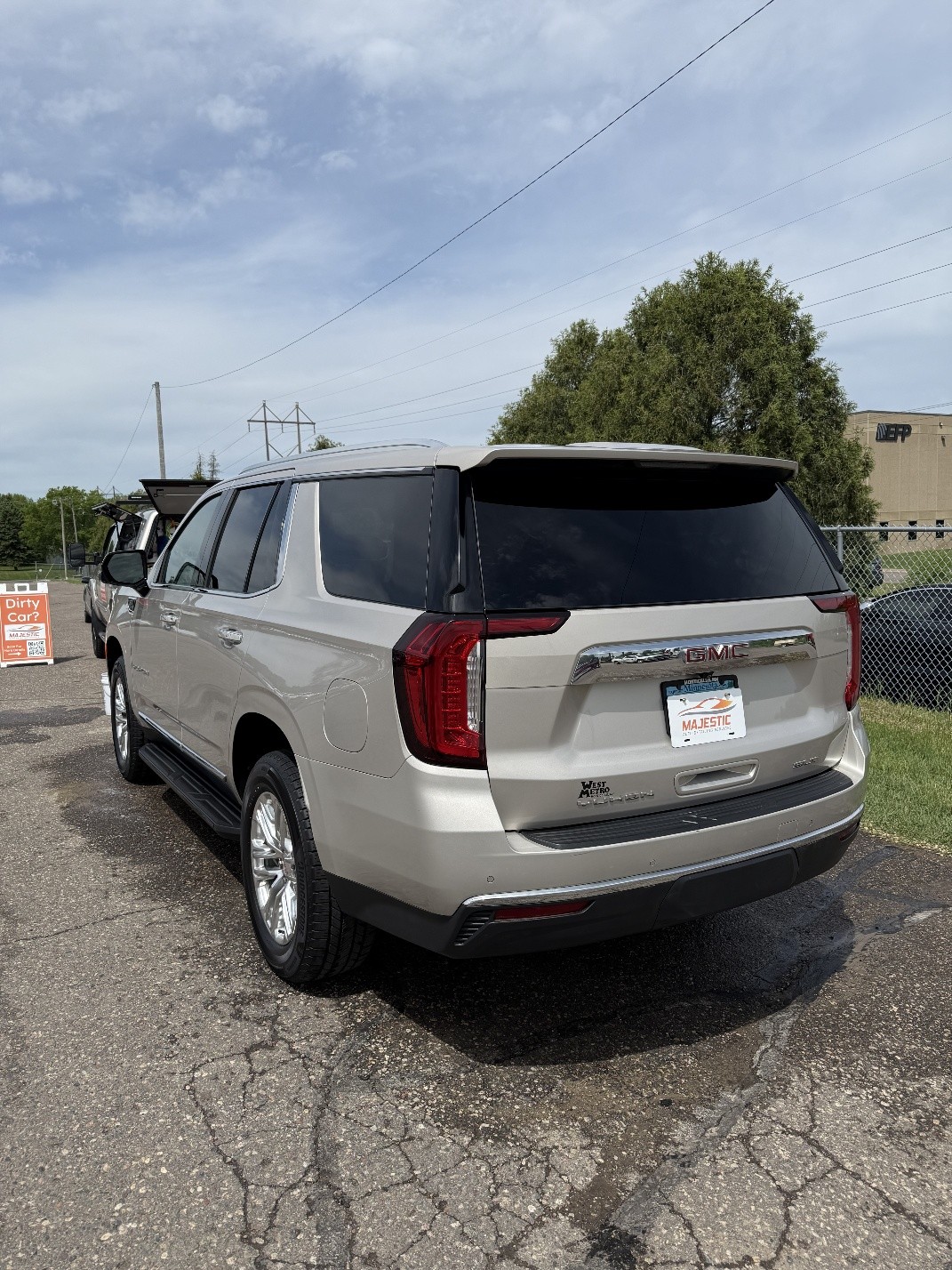 Used 2021 GMC Yukon SLT w/ SLT Premium Package AWD/4WD image 2