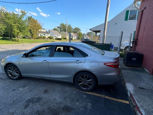 Used 2017 Toyota Camry SE FWD image 2