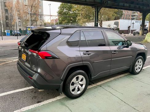 Used 2019 Toyota RAV4 LE image 12