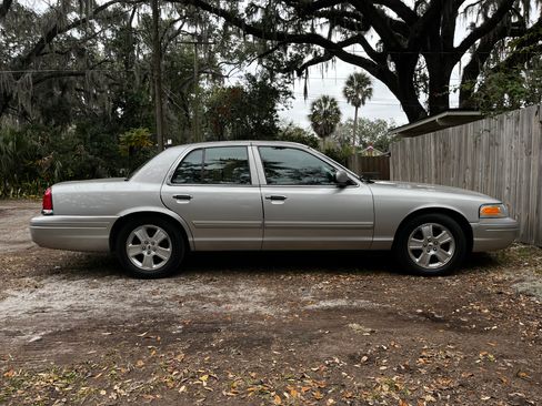 Used 2011 Ford Crown Victoria LX w/ Comfort Appearance Pkg RWD image 9