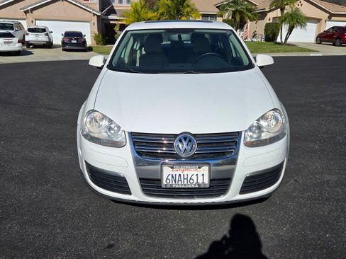 Used 2010 Volkswagen Jetta SE image 1