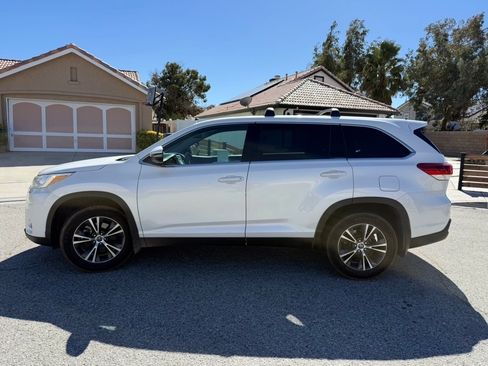 Used 2019 Toyota Highlander LE w/ Carpet Mat Package (TMS) image 1
