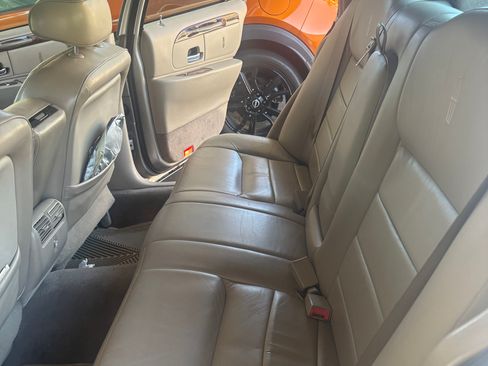 Used 2002 Lincoln Town Car Signature RWD image 13