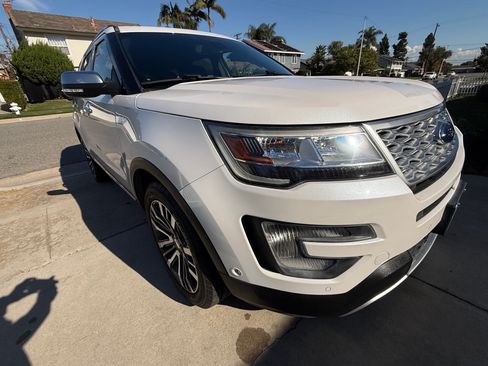 Used 2017 Ford Explorer Platinum image 4