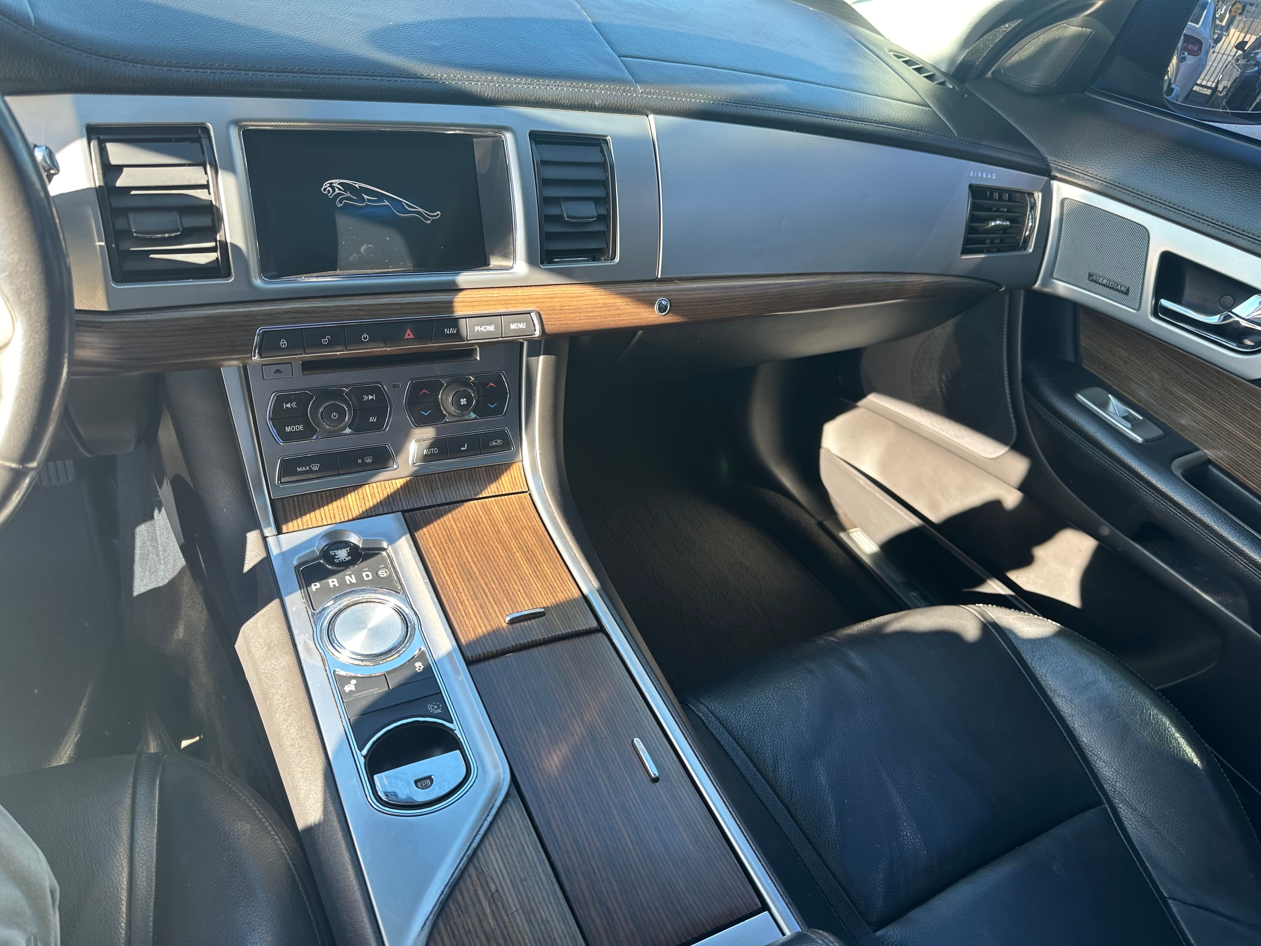 Used 2015 Jaguar XF Premium RWD image 9