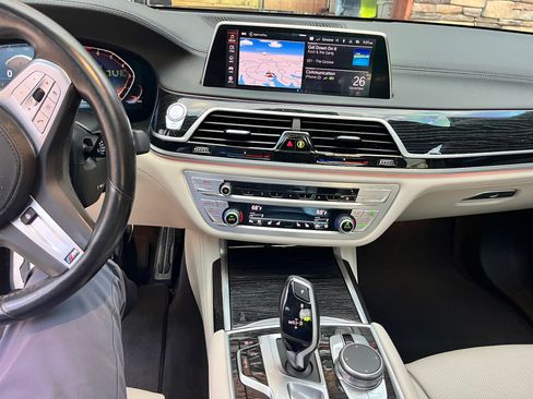 Used 2022 BMW 740i w/ M Sport Package image 9