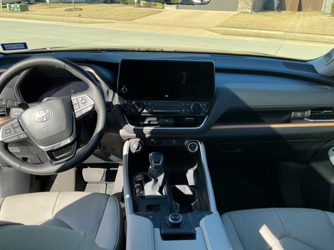 Used 2025 Toyota Grand Highlander AWD image 19