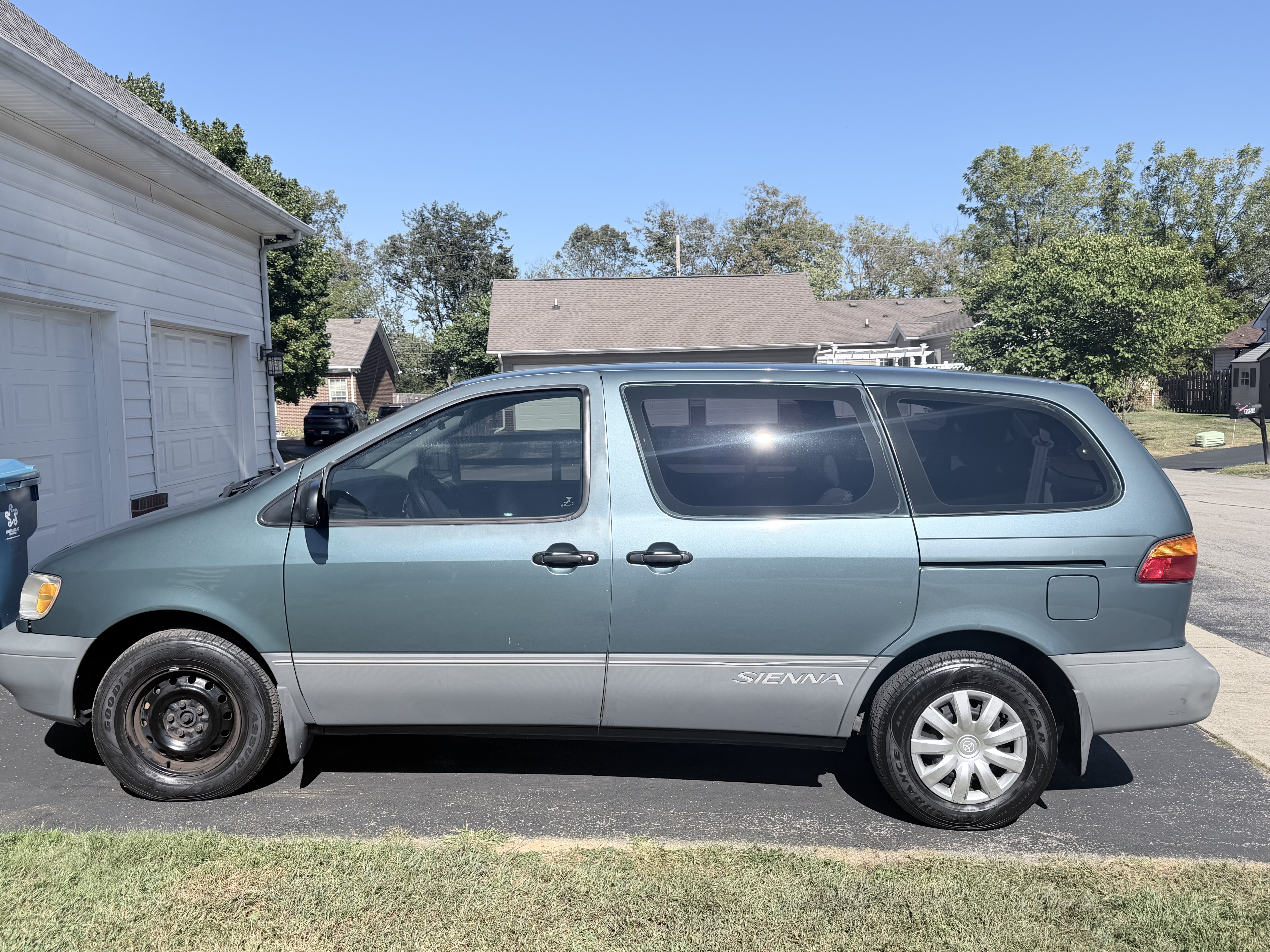 Used 2000 Toyota Sienna CE FWD image 4