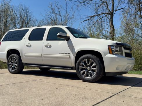 Used 2013 Chevrolet Suburban LT image 1