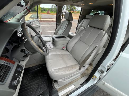 Used 2008 Chevrolet Suburban LTZ w/ LTZ Preferred Equipment Group AWD/4WD image 24