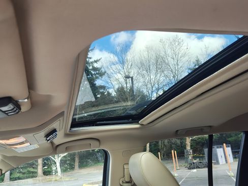 Used 2012 Nissan Pathfinder LE image 22