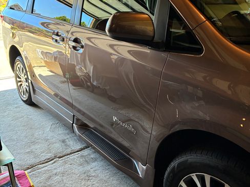 Used 2019 Toyota Sienna XLE w/ XLE Navigation Package FWD image 4