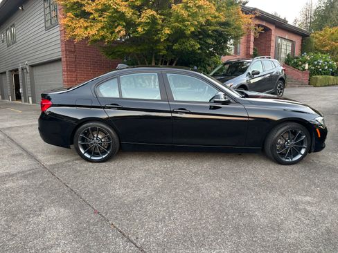 Used 2017 BMW 320i xDrive Sedan AWD/4WD image 4