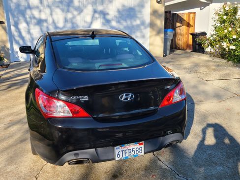 Used 2011 Hyundai Genesis 2.0T image 2