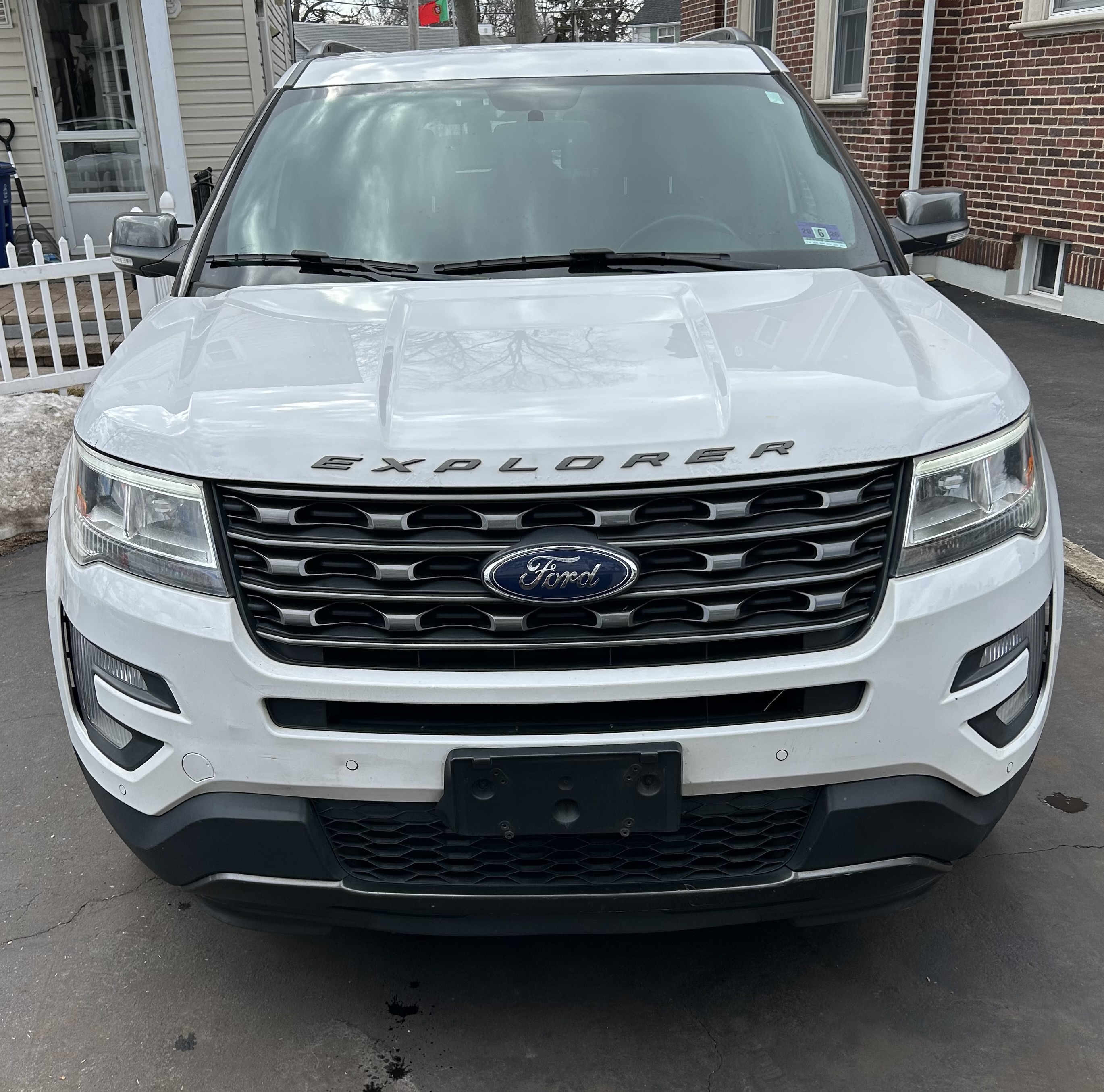 Used 2017 Ford Explorer XLT w/ Equipment Group 202A AWD/4WD image 4