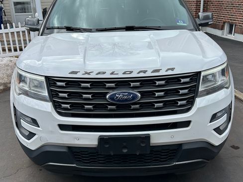 Used 2017 Ford Explorer XLT w/ Equipment Group 202A image 4