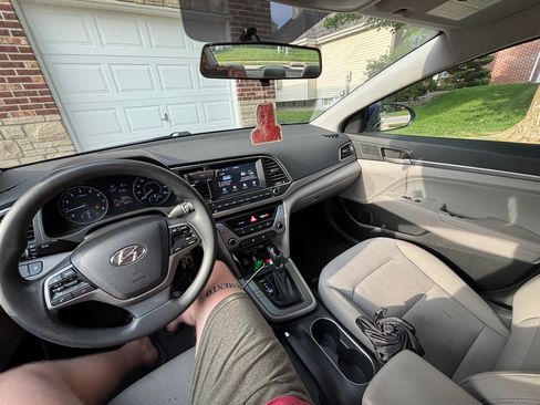 Used 2017 Hyundai Elantra SE FWD image 17