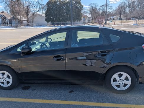 Used 2010 Toyota Prius Five image 2