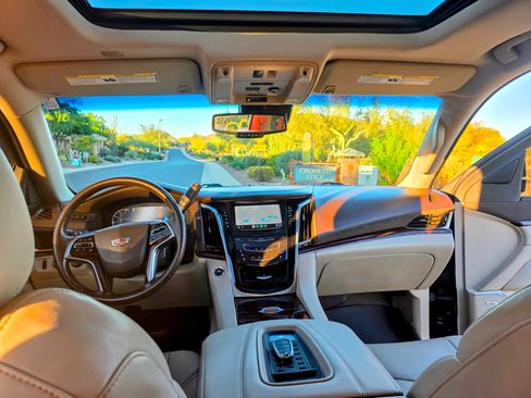 Used 2016 Cadillac Escalade Luxury image 13