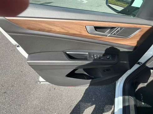 Used 2025 Volkswagen Atlas SE w/ Panoramic Sunroof Package FWD image 9