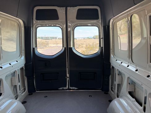 Used 2025 Mercedes-Benz Sprinter 2500 image 9