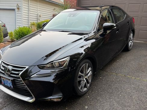 Used 2018 Lexus IS 300 w/ Comfort Package RWD image 4