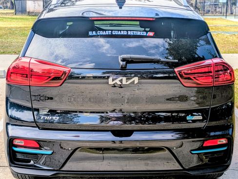 Used 2022 Kia Niro EX Premium image 10