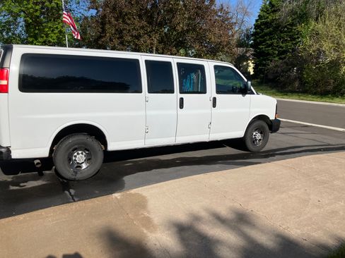 Used 2008 Chevrolet Express 3500 Extended RWD image 5