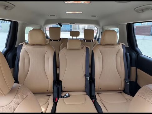 Used 2023 Kia Carnival LX FWD image 12
