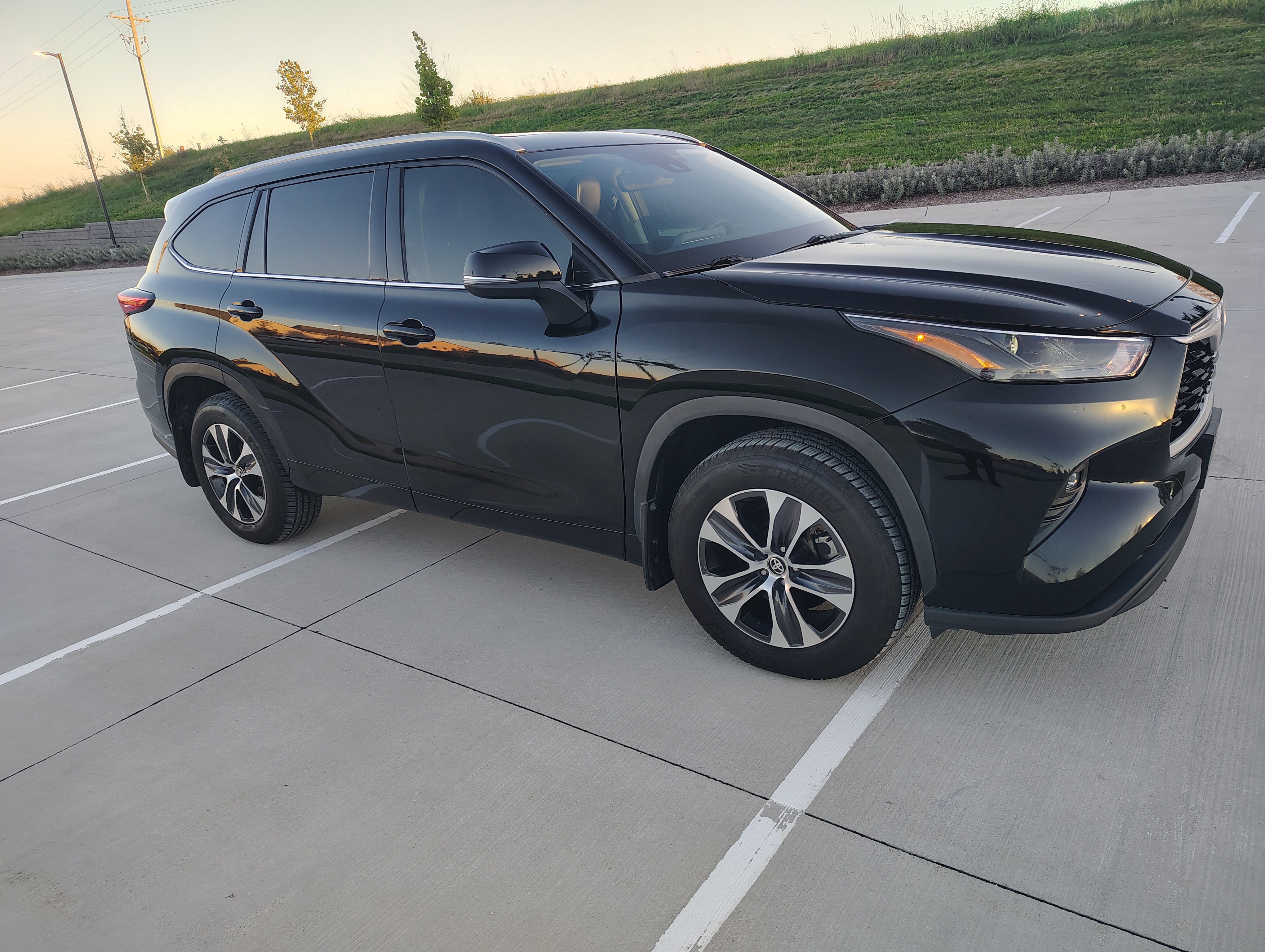Used 2022 Toyota Highlander XLE AWD/4WD image 1