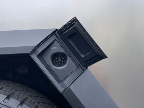 Used 2024 Tesla Cybertruck AWD Crew Cab image 29