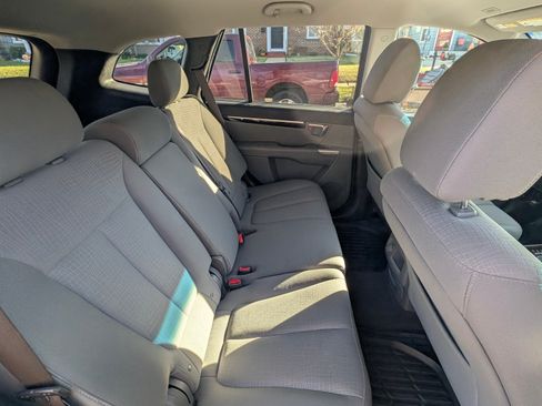 Used 2011 Hyundai Santa Fe GLS image 12