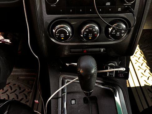 Used 2013 Dodge Challenger SXT RWD image 10