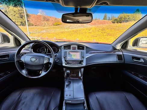 Used 2011 Toyota Avalon Limited image 19