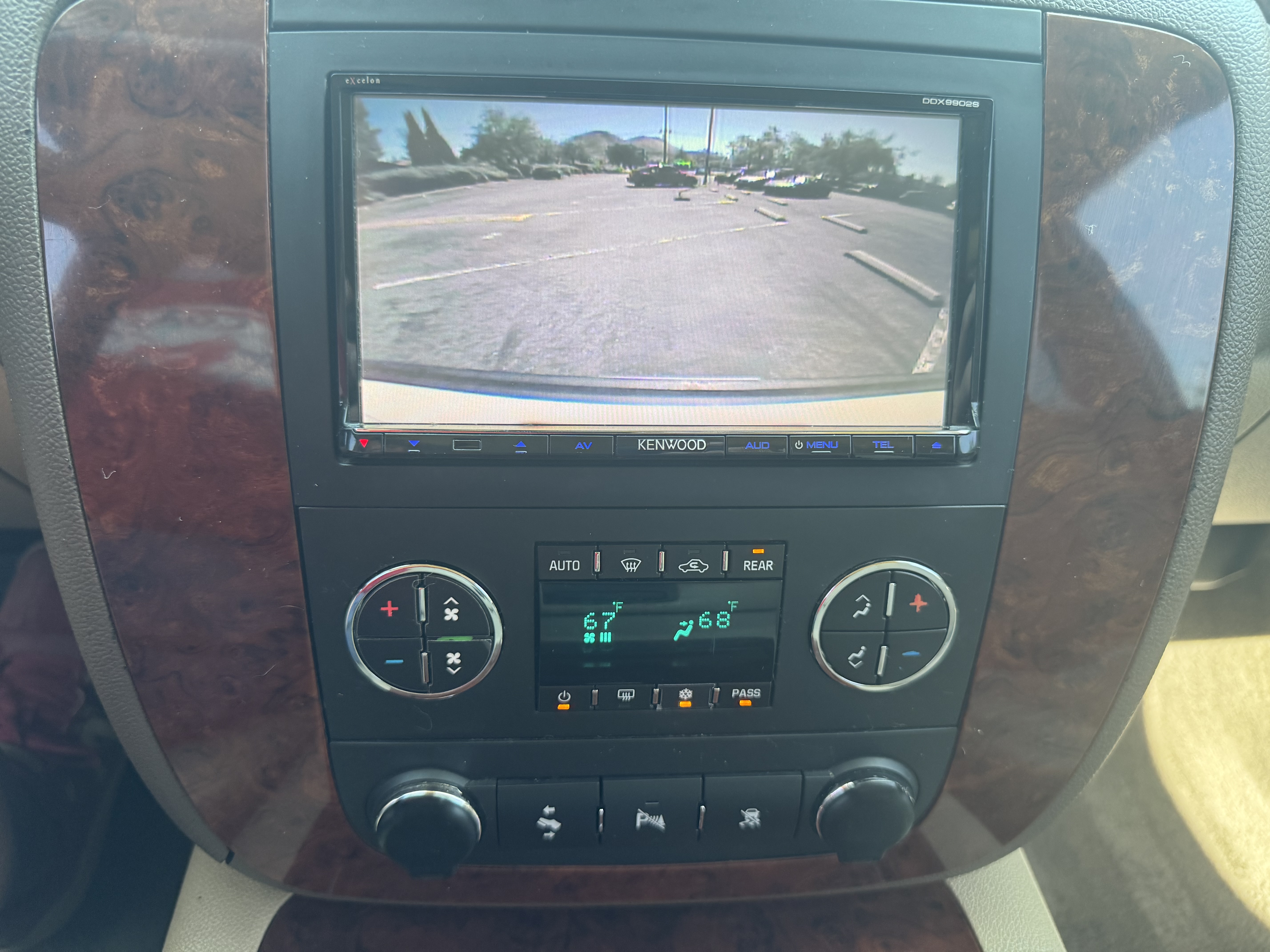 Used 2010 Chevrolet Suburban LTZ RWD image 8