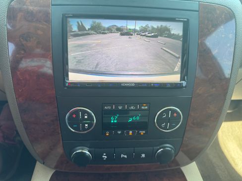 Used 2010 Chevrolet Suburban LTZ RWD image 8