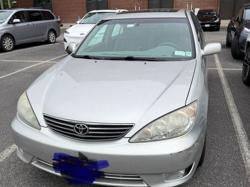 Used 2005 Toyota Camry XLE FWD image 1